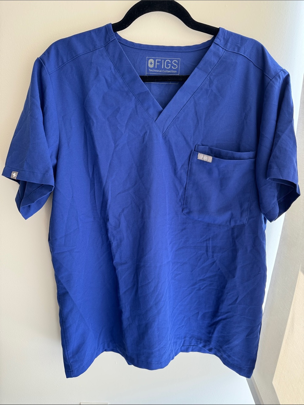 FIGS Leon V-Neck 2-Pocket Scrub Top - Deep Royal Blue